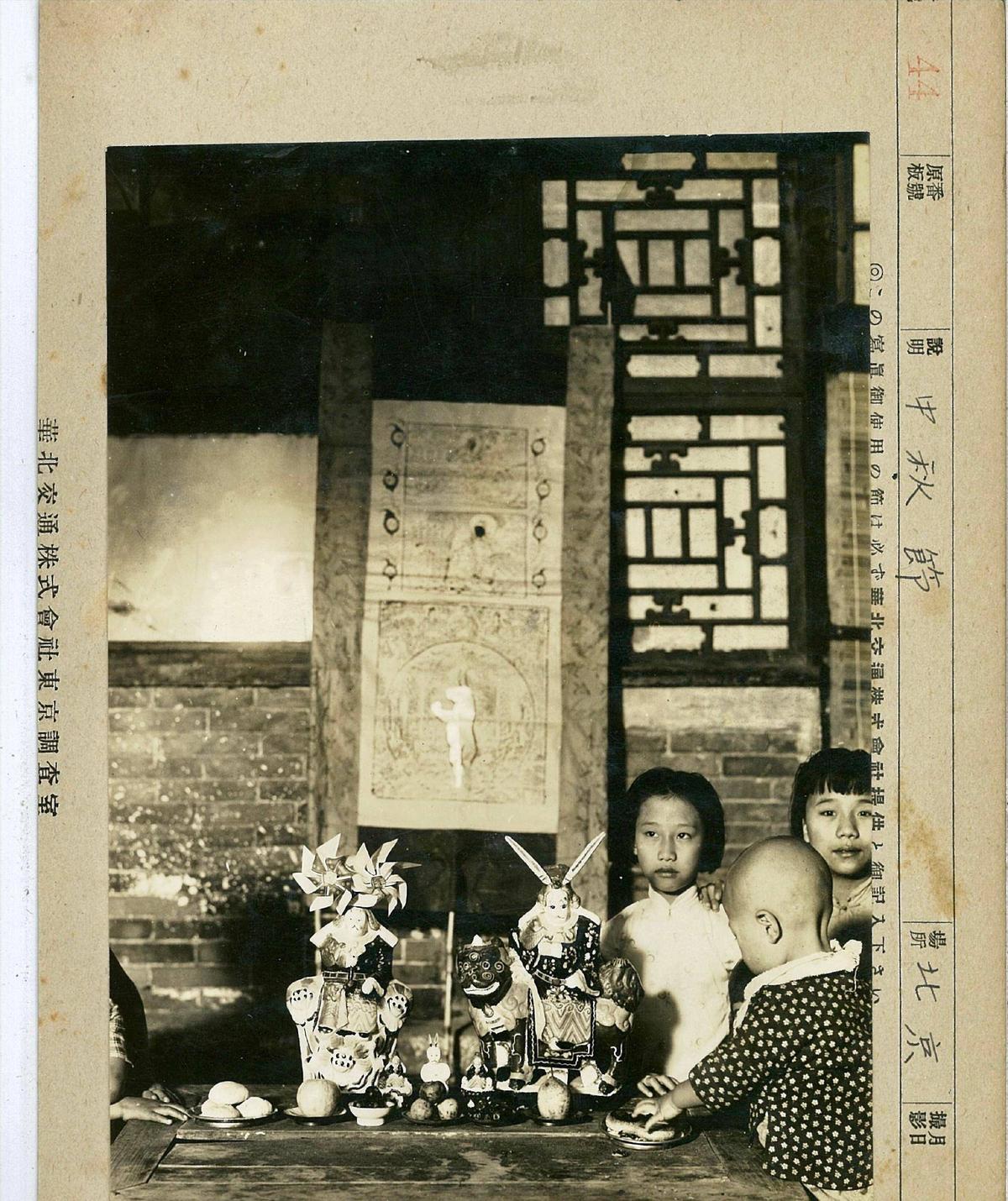 侵华日军*行暴**照片，女子为活命，脱衣服让日本人拍摄，*辱侮**致死