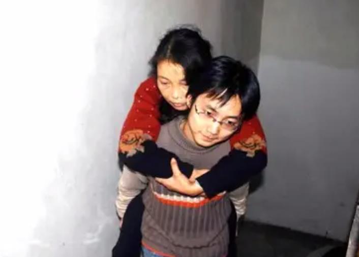 刘霆16年前背母上大学感动全国,背母求学的刘霆为什么变性