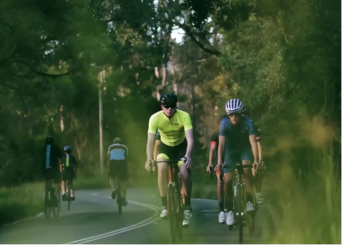 走路膝盖突然软一下吃氨糖行吗,走路时候膝盖突然软一下什么原因