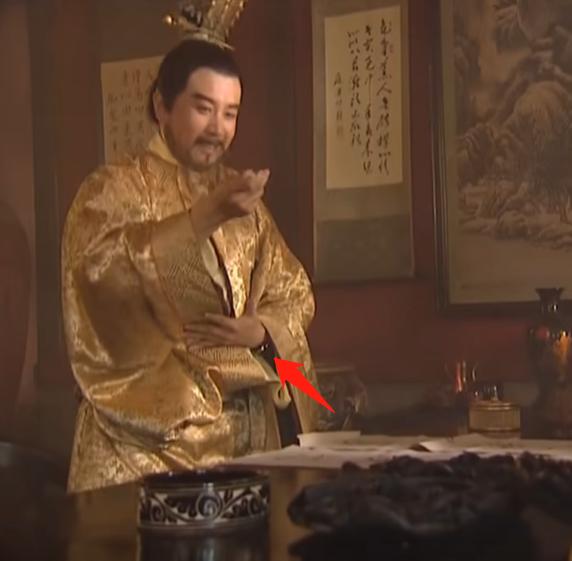 洒枸杞假装喷血、演尸体玩手机，这些穿帮镜头好敷衍，个个离谱