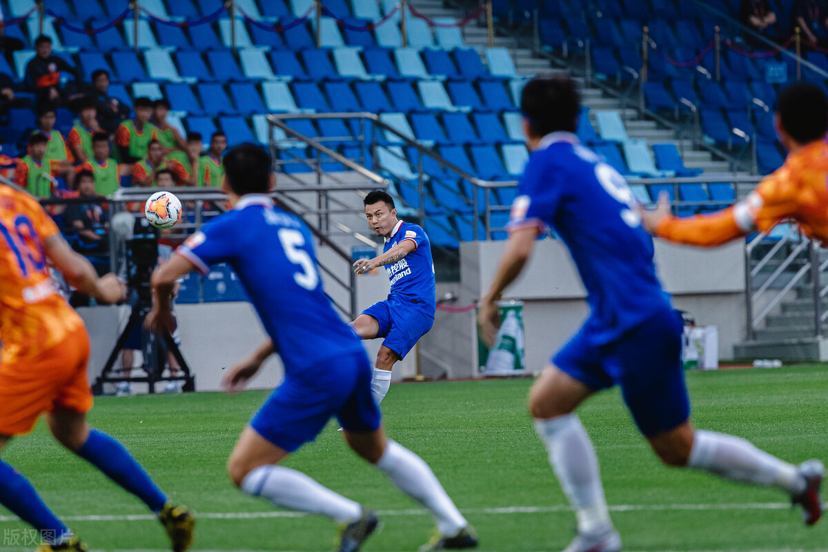 名记支持中超各队提拔年轻球员遭网友反驳：低水平年轻化没意义