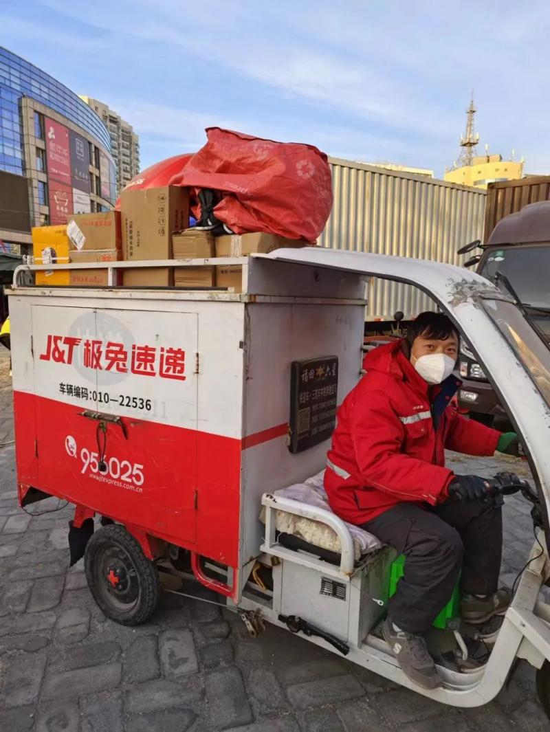 快递小哥在北京送外卖攒下钱了,快递小哥大晚上送外卖