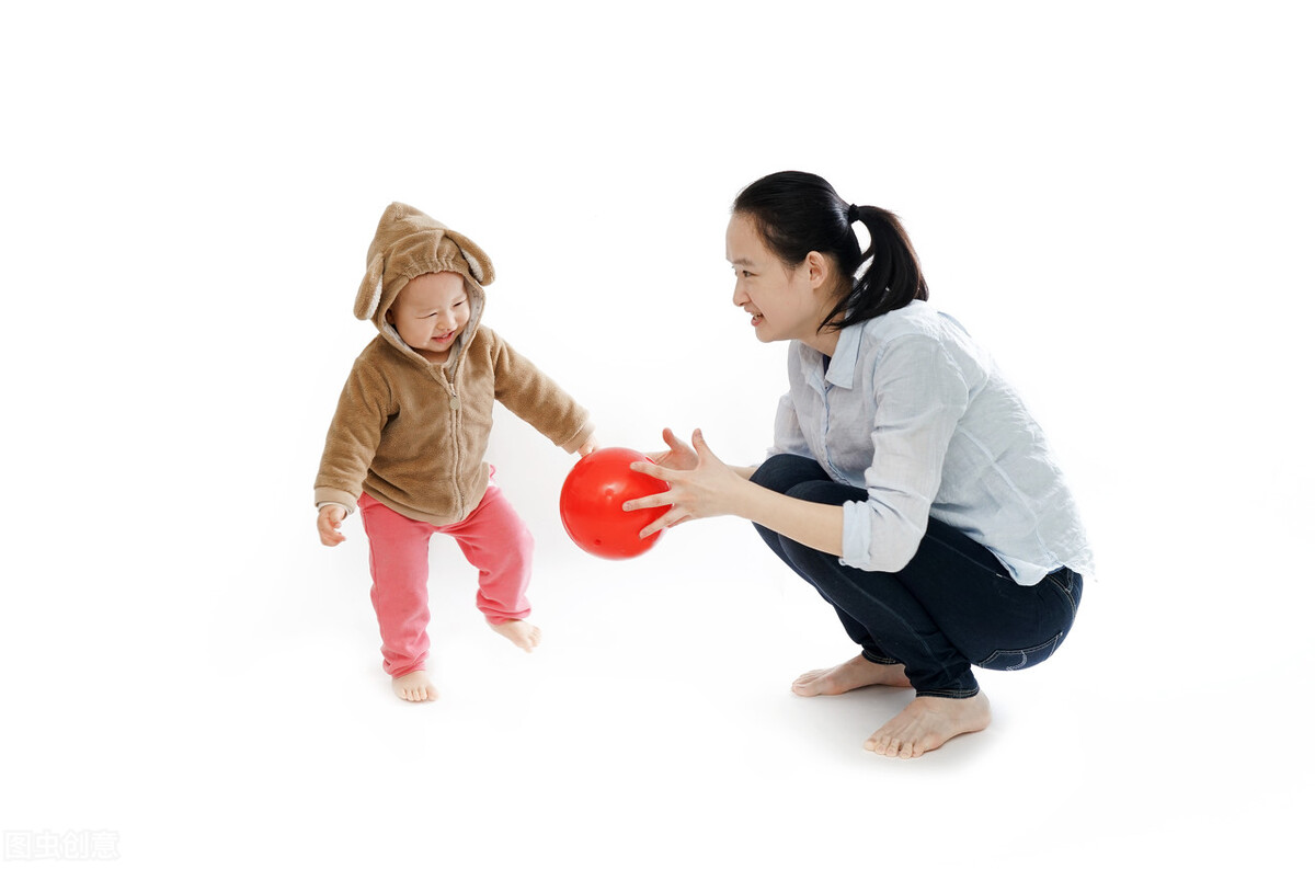 彩色小皮球小班户外活动,小班体育滚皮球