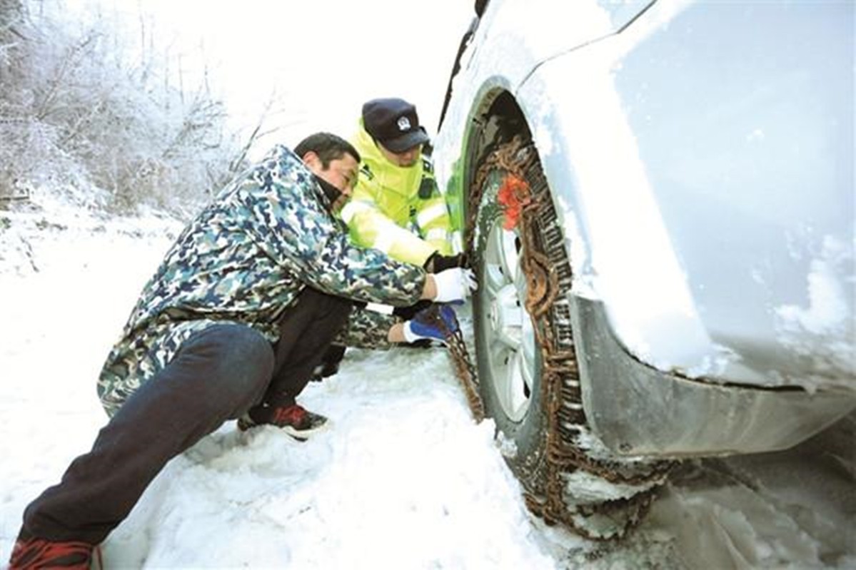 冰雪路面怎么开车操作最好,冰雪路面开车技巧自动挡