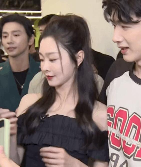 白敬亭宋轶扫楼拍照换玩偶,白敬亭穿外套抱宋轶