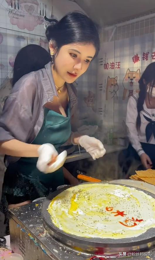 摆摊卖煎饼仍被质疑擦边，“狗头萝莉”回应女粉丝，建议报警举报