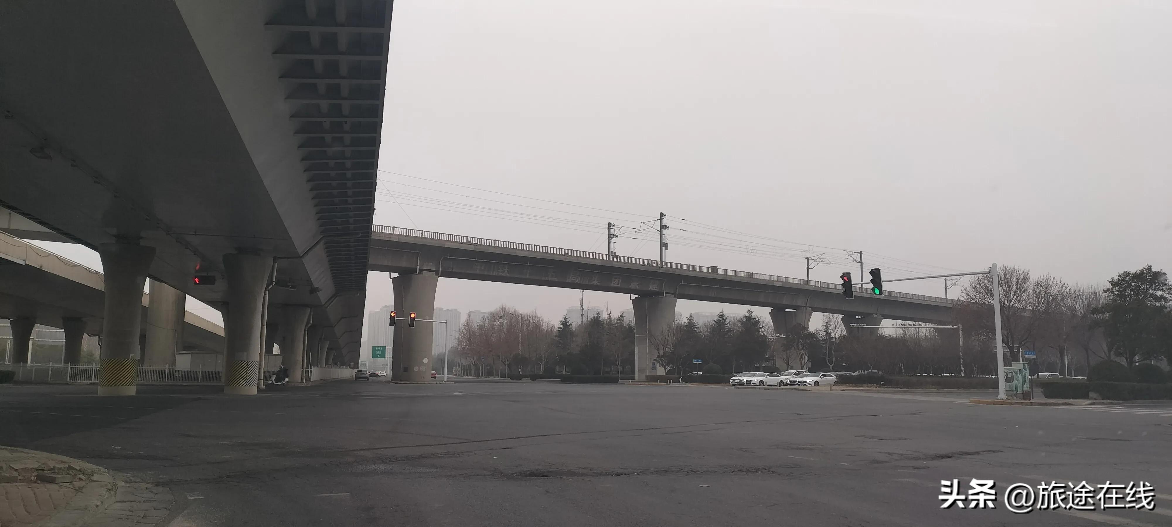 路多了，楼高了，郑州白沙镇今非昔比，小片麦田显示着这里的过去