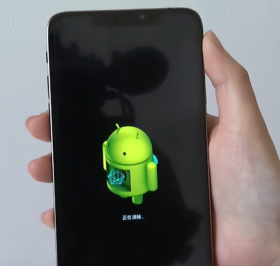 网购坑真多，男子买苹果手机买到“机器人”