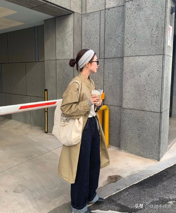 米白色风衣搭配黑色半筒靴子,风衣怎么搭配靴子好看