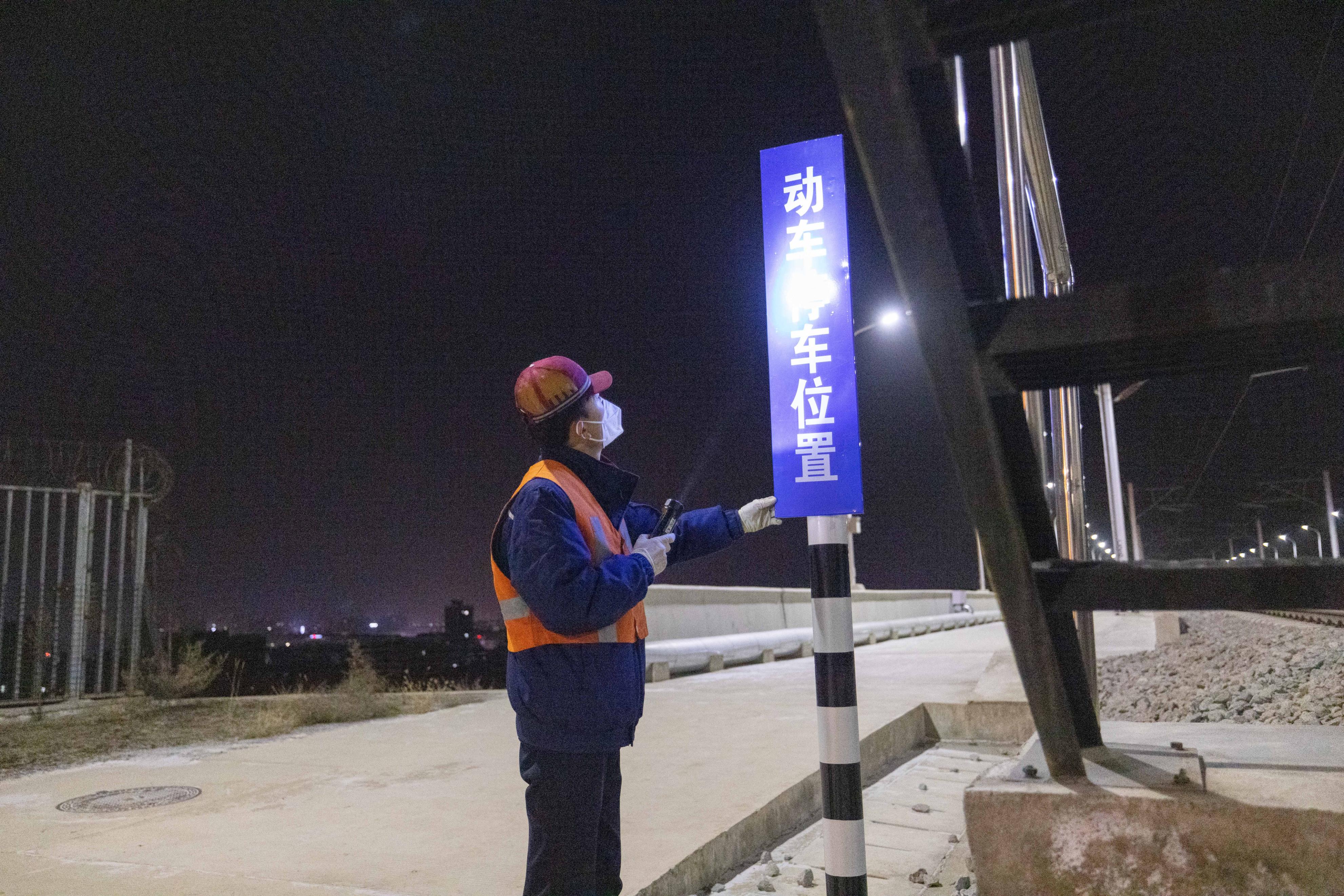 新春走基层的守护人员,新春走基层守在急诊室的身影