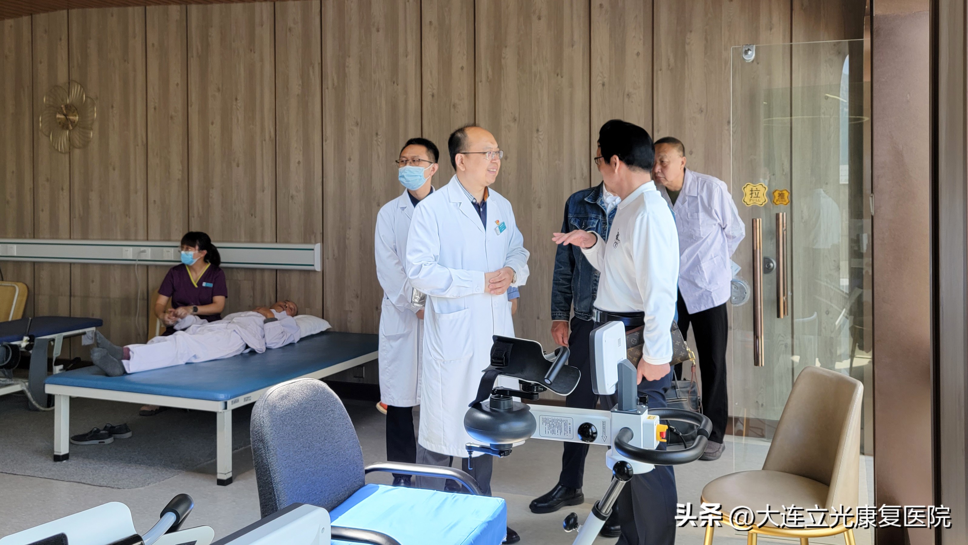 大连医科大学公共卫生学院姜平书记莅临大连立光康复医院调研指导