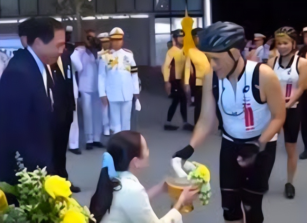 56岁泰国名媛：爱马仕随心背，带队打世界杯，还是泰王白月光？