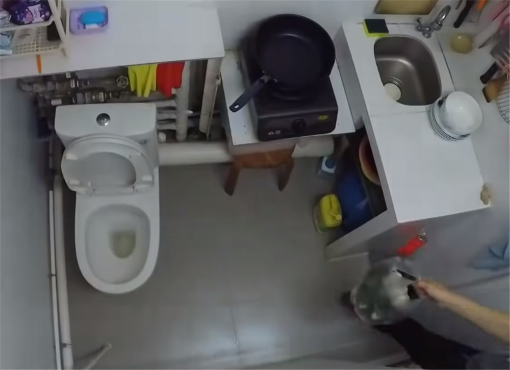 香港单亲妈妈住8平方劏房,香港单亲妈妈带3岁女儿住劏房