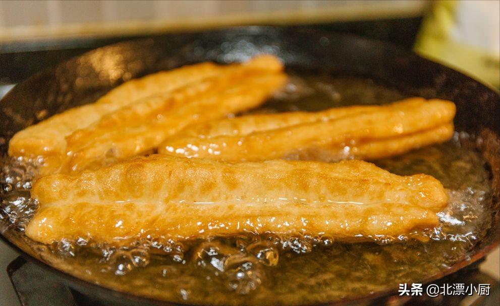 自制油条的简单做法晚上和面,自制小油条简单做法用什么水和面