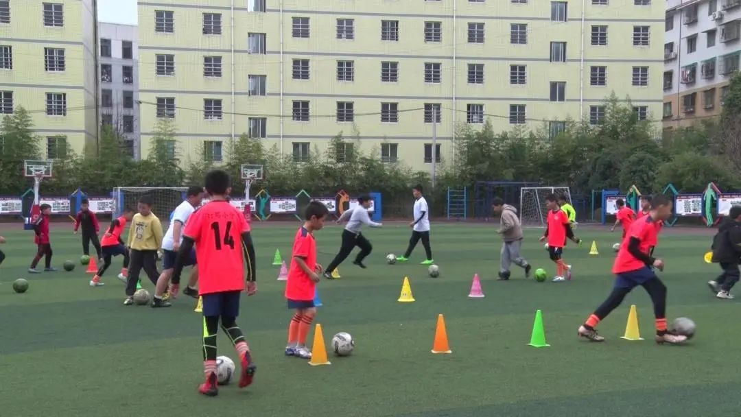 遵义市校园足球“满天星”训练营桐梓分营开营啦!