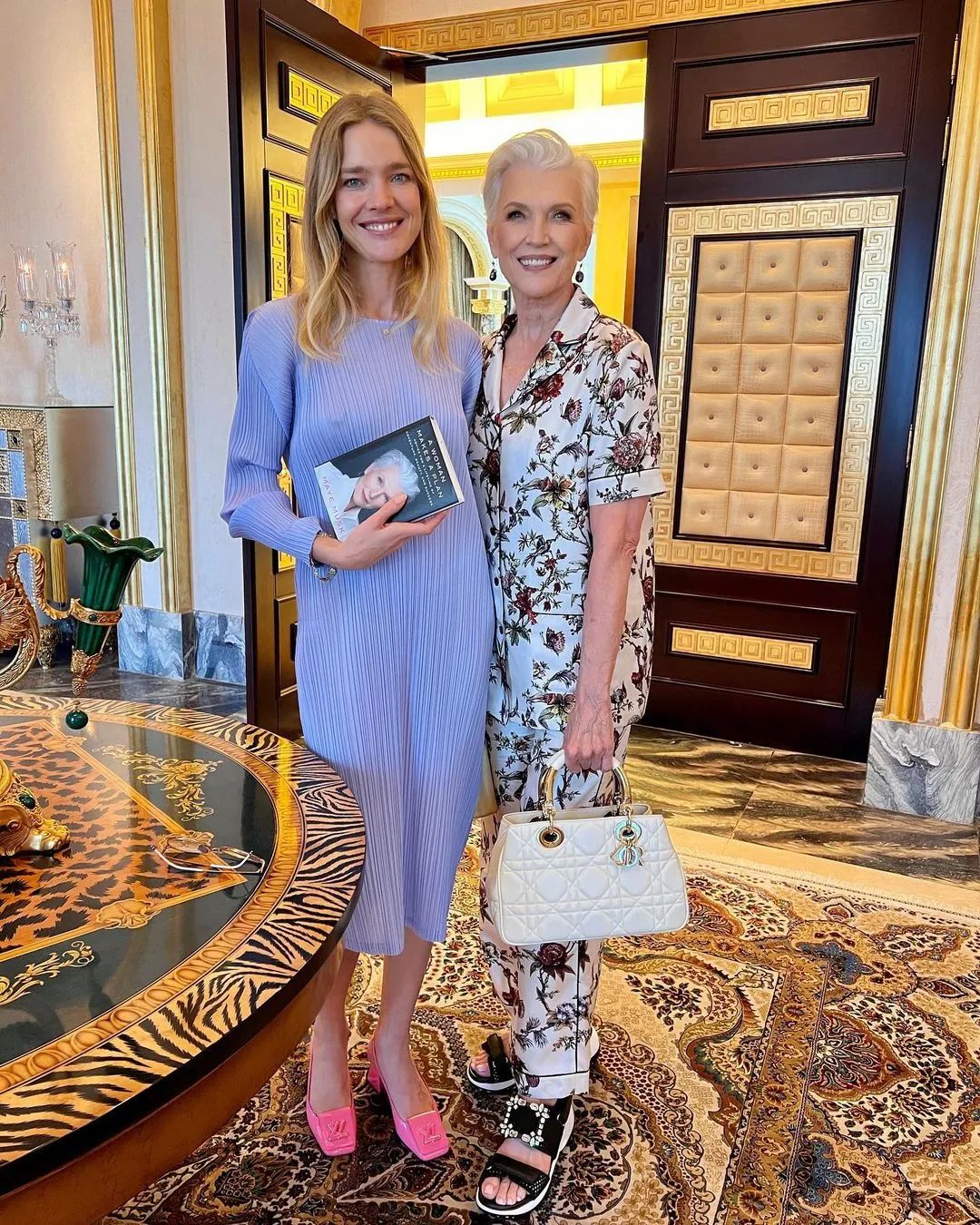 74岁马斯克妈妈来中国,穿国货超惊艳!为什么她越老越飒?