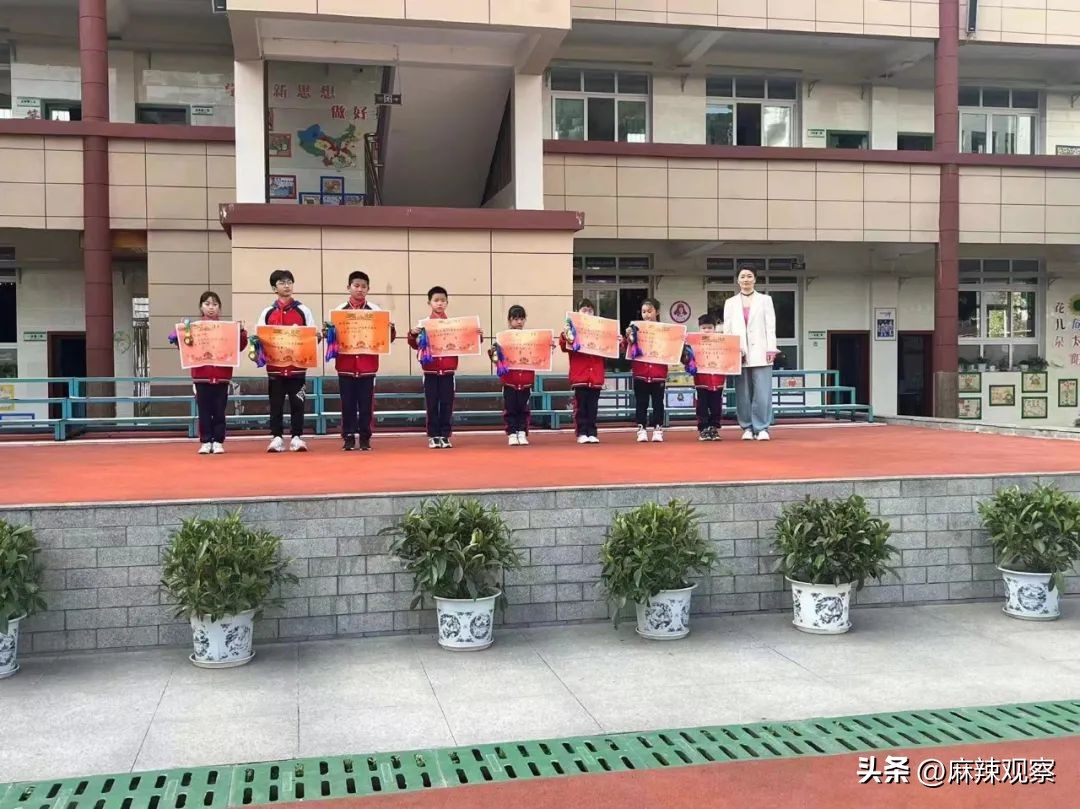 巴中市实验小学向风而行始于足下