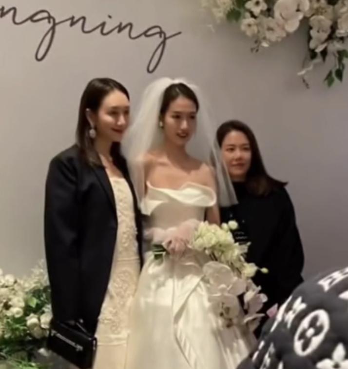 40岁王鸥与35岁何九华疑似同居，她会成为德云社最大牌的嫂子吗？