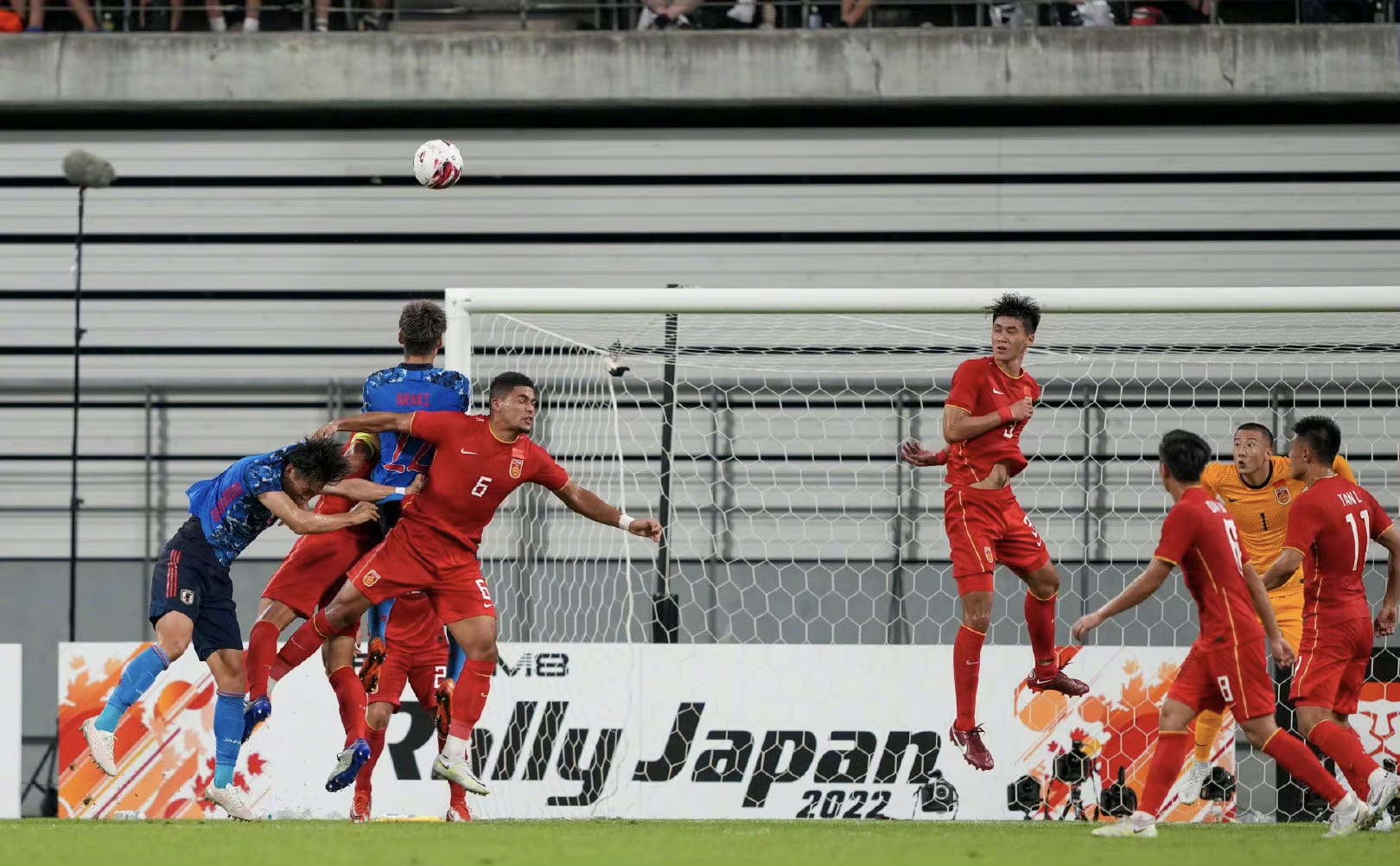 0-0！国足铁桶阵+神将韩佳奇建功，日本男足急得踢晕队友