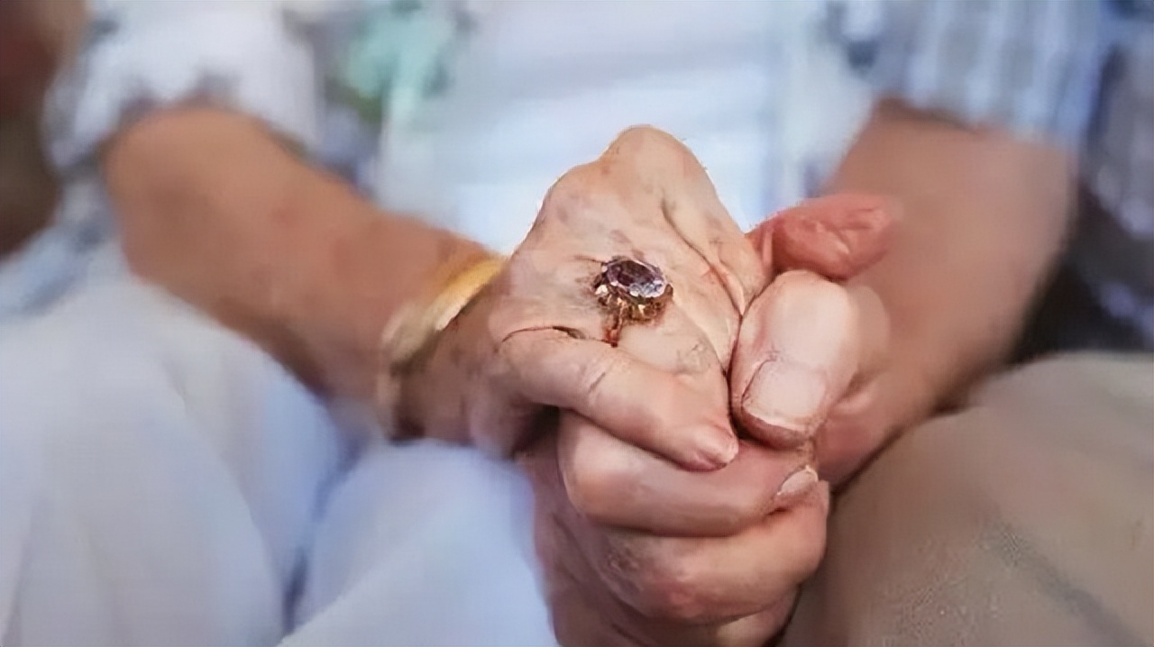 76岁老太改嫁十几次染上艾滋病,71岁丧偶老人染上艾滋病