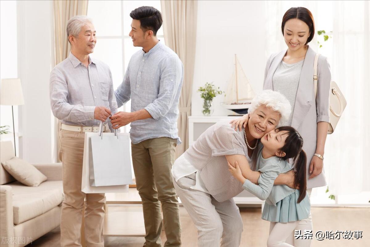 致敬母亲:老婆花钱为母亲买衣服,故意将新羽绒服剪开了一道口子