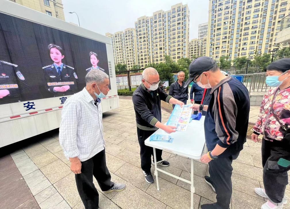 平安守护向民众宣传,平安守护大走访