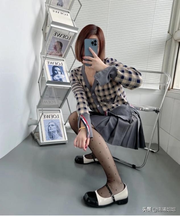 适合微胖女生的玛丽珍鞋款式推荐,玛丽珍鞋搭配过膝黑丝蓝色仙女裙