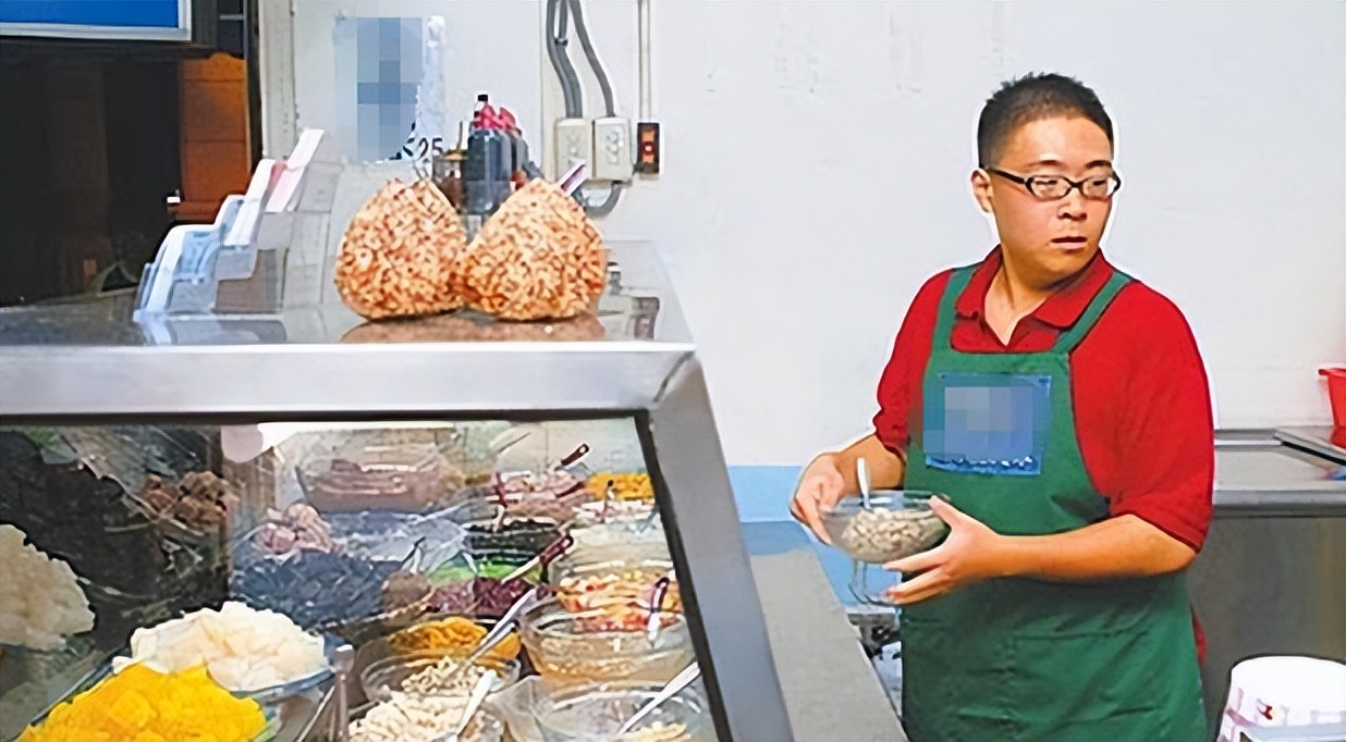 郝劭文携二婚妻子与父母团聚,郝劭文回应老婆二婚帮别人养孩子