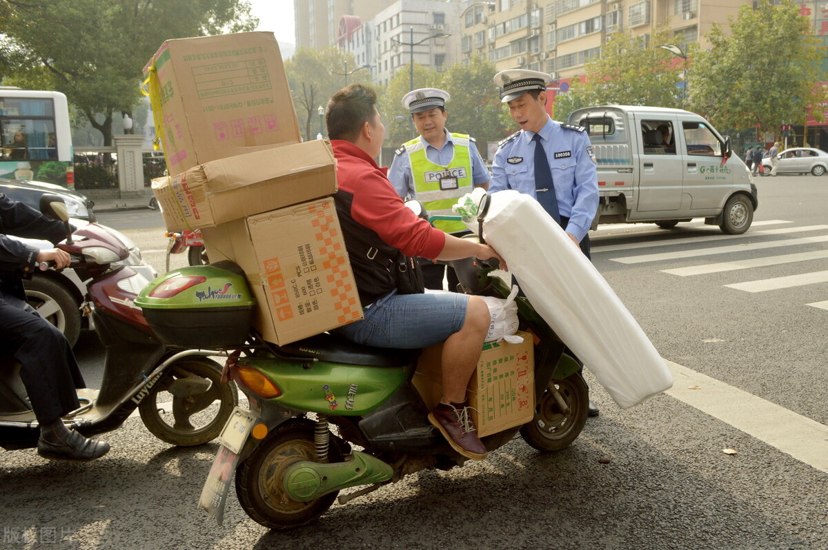 电动车上路被查,电动车被交警查到可以跑吗