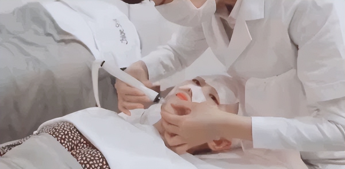 鼻子黑头感觉脏脏的,草莓黑头怎么去除最有效