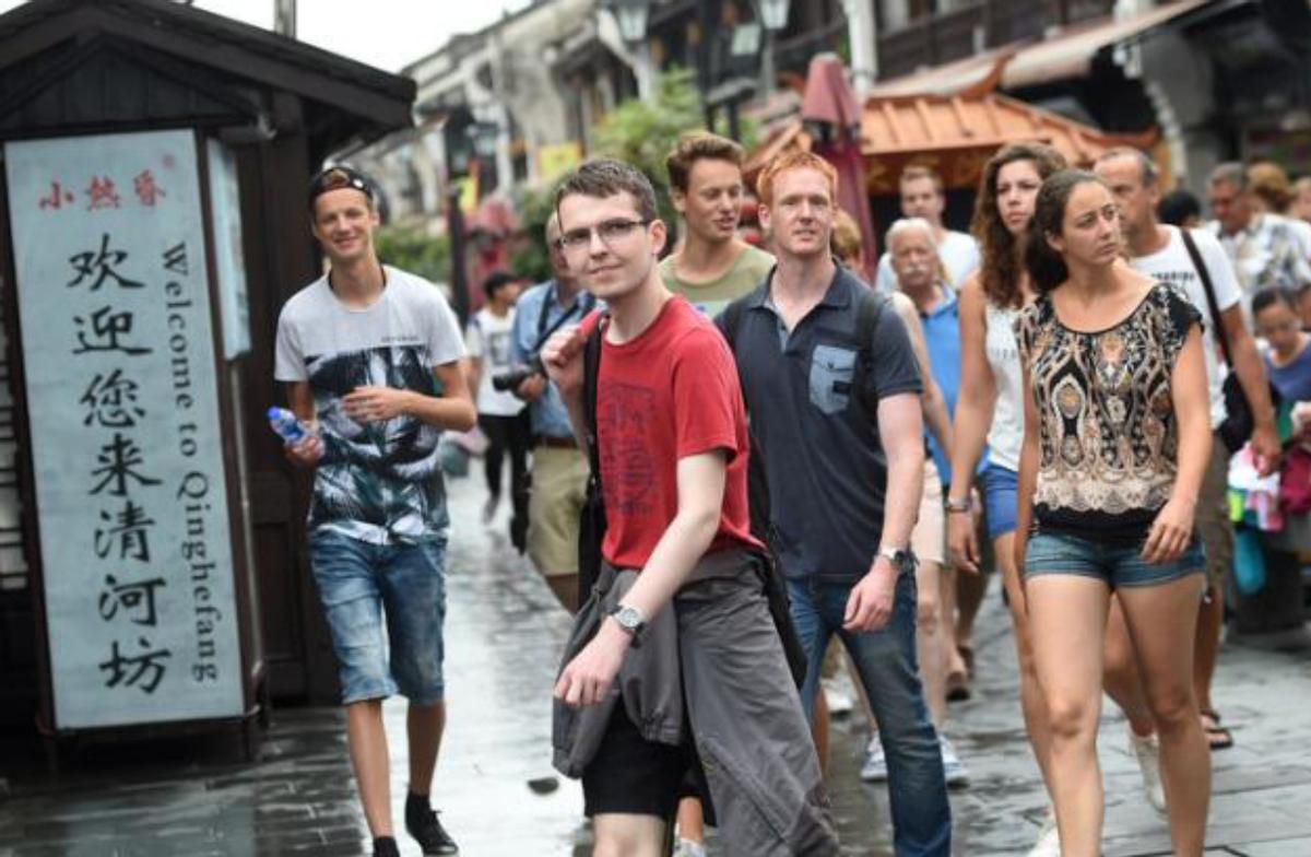 英国游客组团来到中国游玩,英国游客来到中国的表现