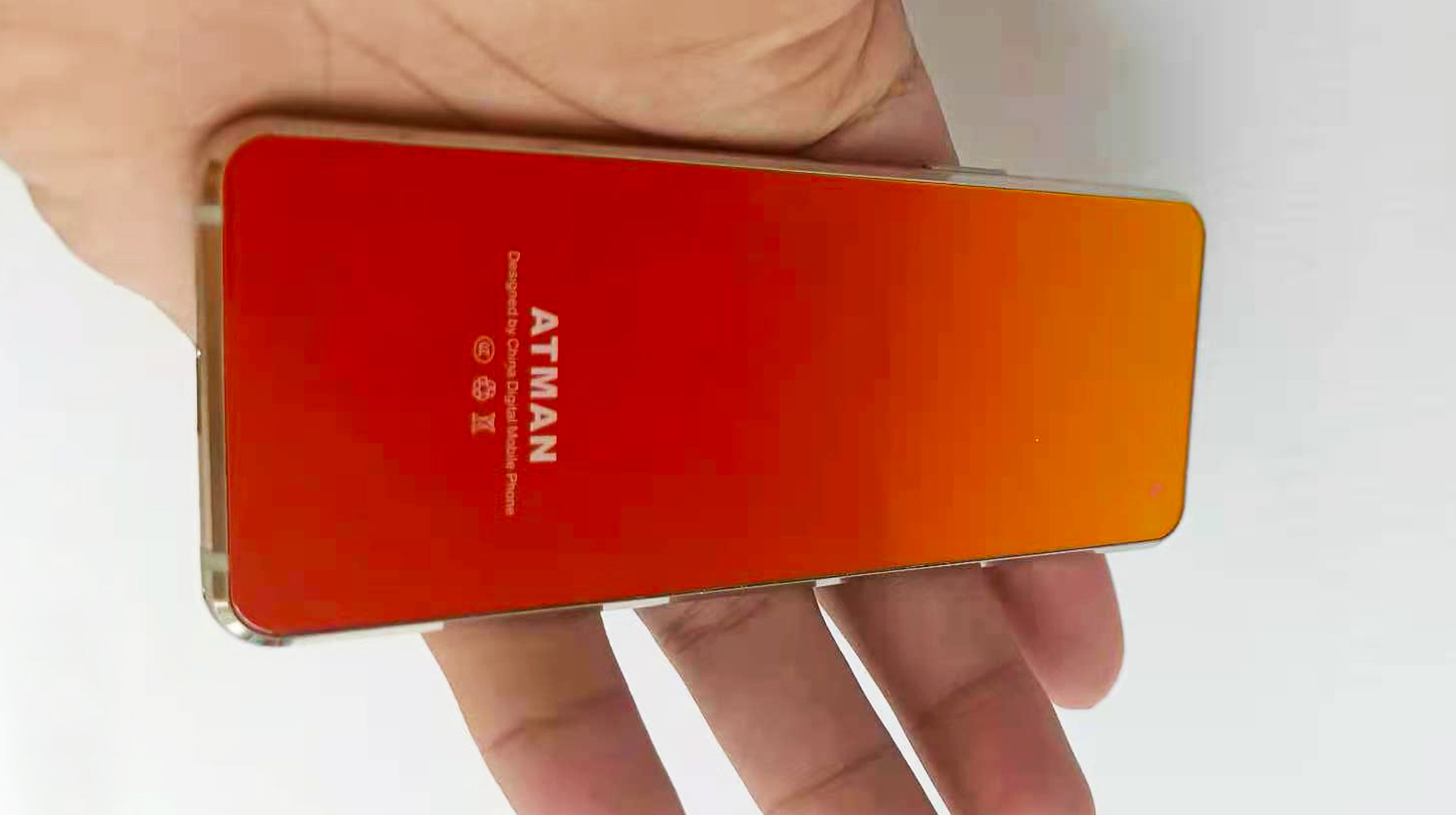 金属加全触控按键设计，这台国产小众直板机，拿在手里像一面镜子