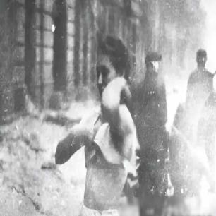 日军*行暴**照片，女子脱衣服让日本人拍摄被*辱侮**致死，惨死野外4