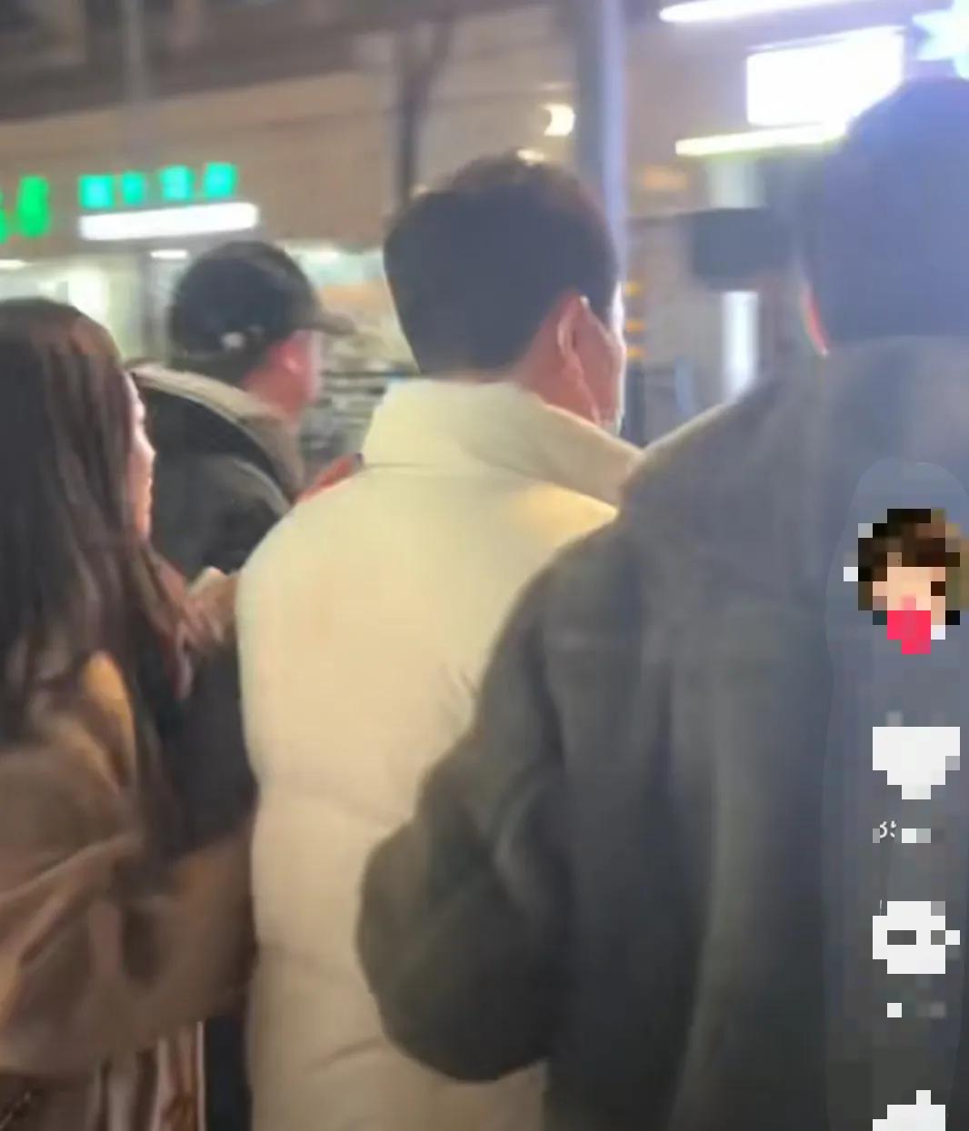 网友横店夜市偶遇张颂文,张颂文逛夜市被粉丝围堵