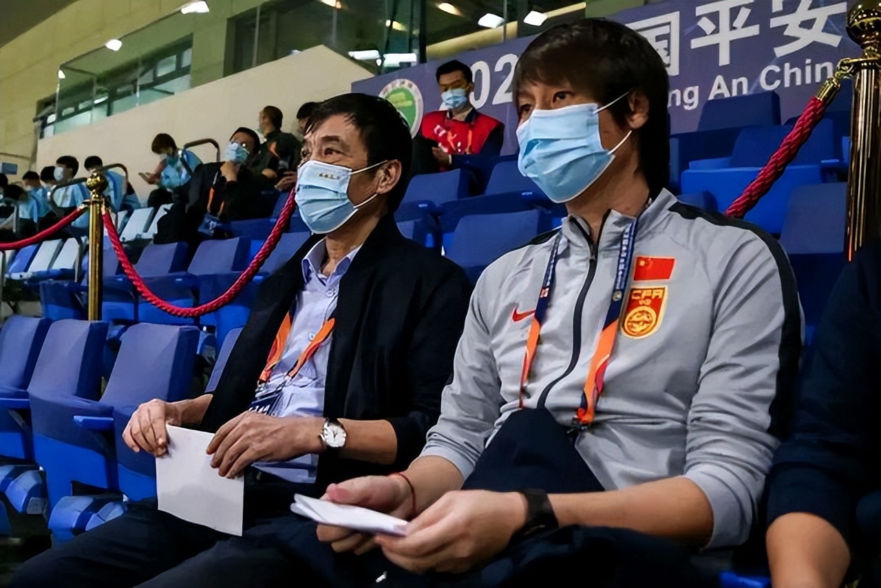 足球报为什么给陈戌源洗地让李铁背锅？