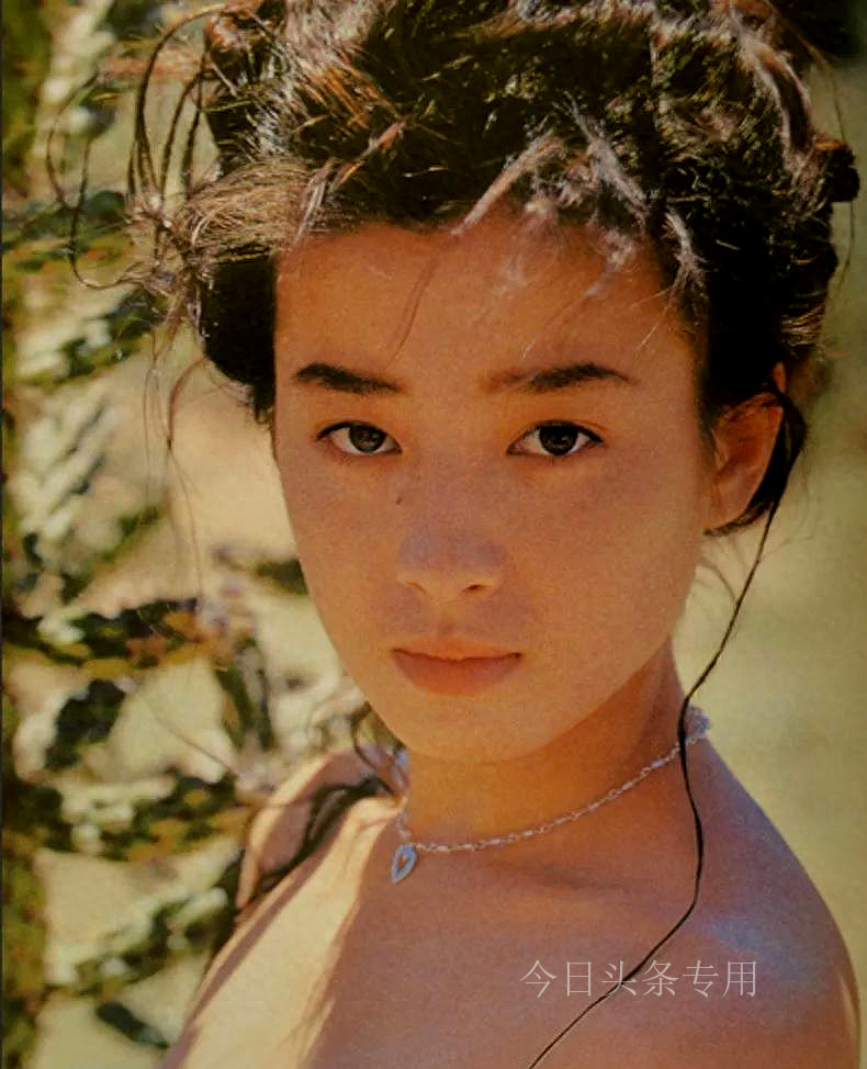 日本女星宫泽理惠：颜值不输王祖贤，14岁走红却被亲妈送上导演床