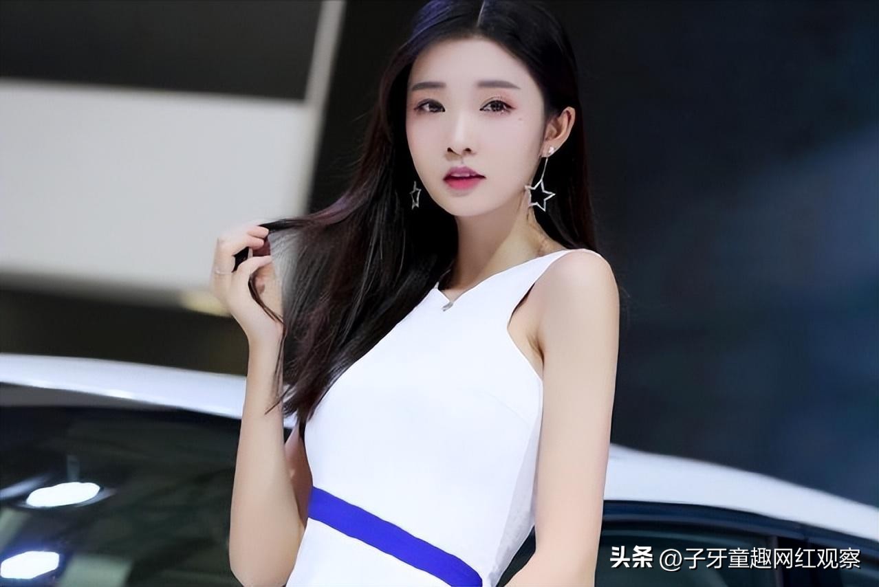 笑容甜美的气质车模,顶级车模惊艳亮相笑容甜美