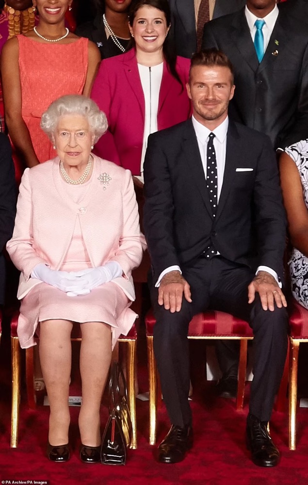 贝克汉姆人群中排队13小时瞻仰女王！国外网友：好感拉满了