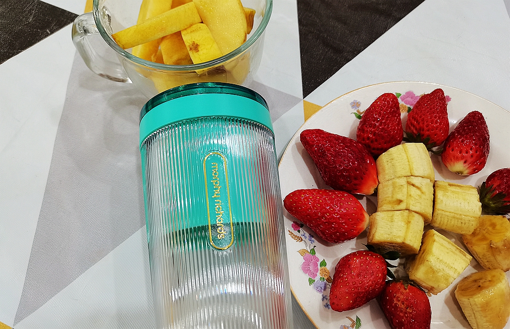 摩飞便携榨汁杯榨橙汁,摩飞便携式榨汁杯怎么用