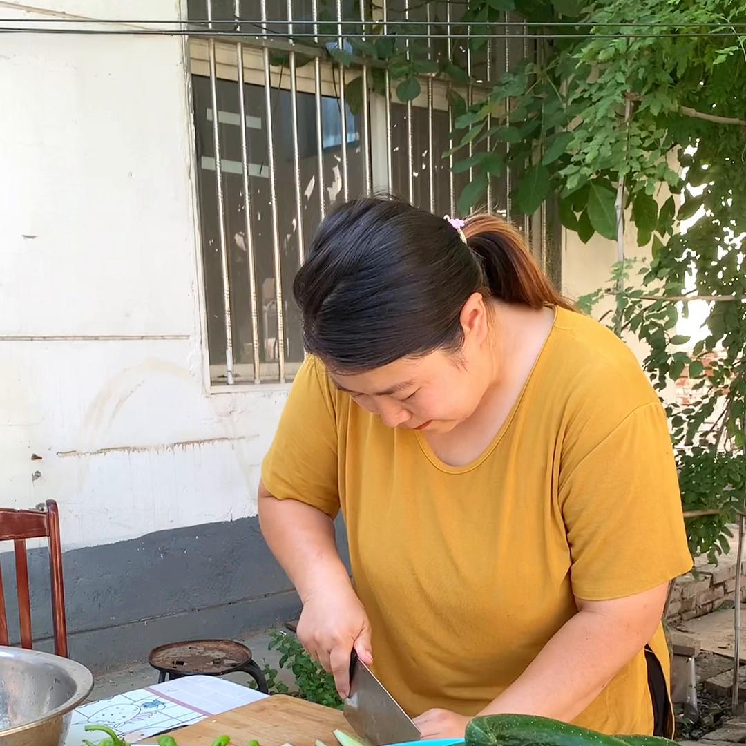 腌黄瓜用尖椒还是干辣椒好,腌辣椒和腌黄瓜最保持长久的方法