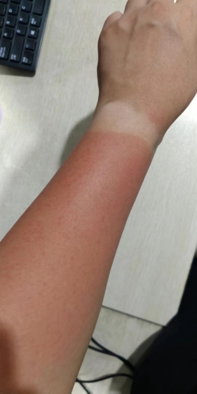 疫情期间,她推迟退休,他代购奶粉,他们上门找老人……