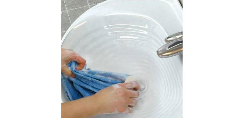 毛巾用久了有异味,可以放到浓盐水里浸泡搓洗