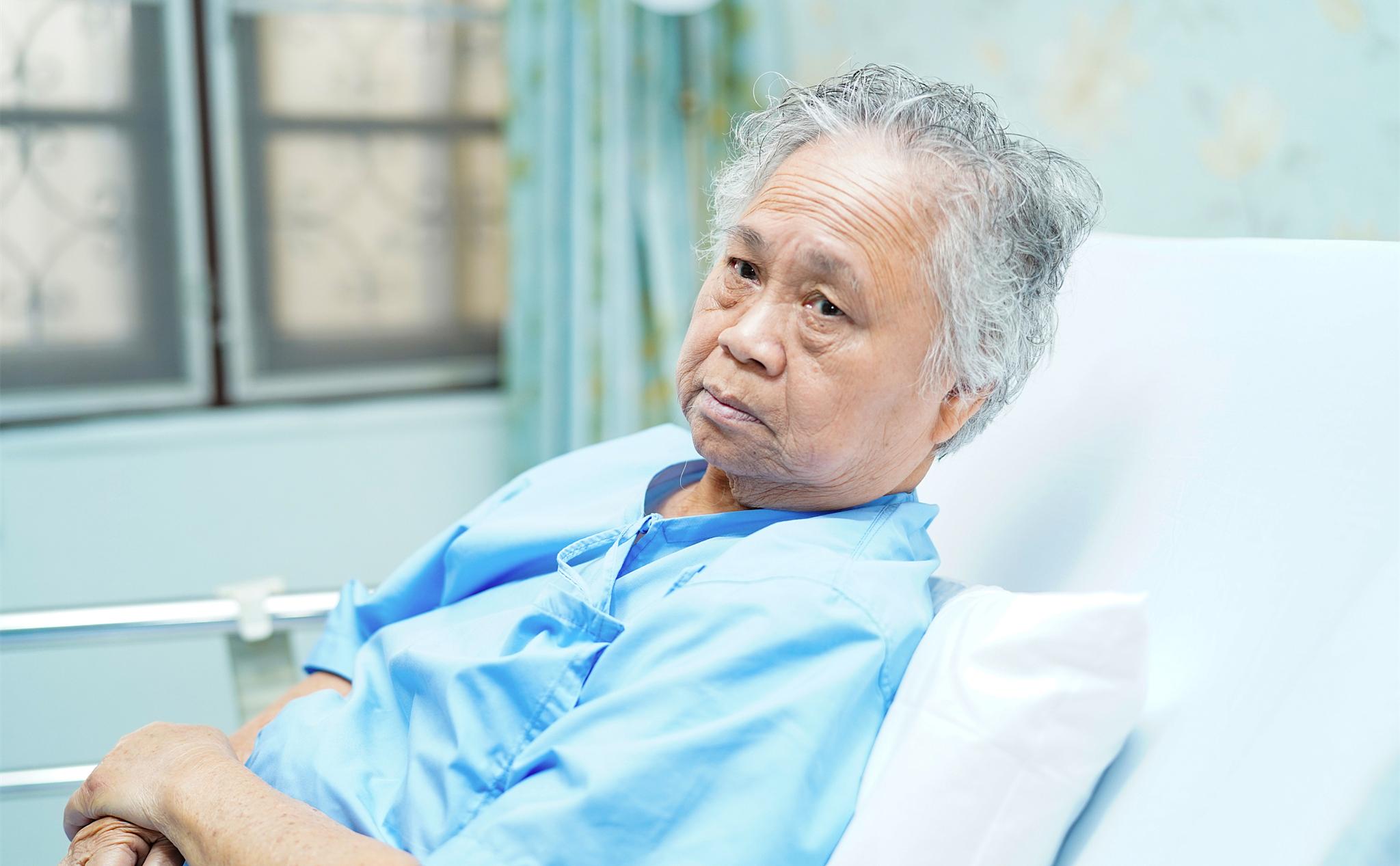 我在门缝撞见了丈母娘的秘密，以为妻子会生气，她却说我做得对