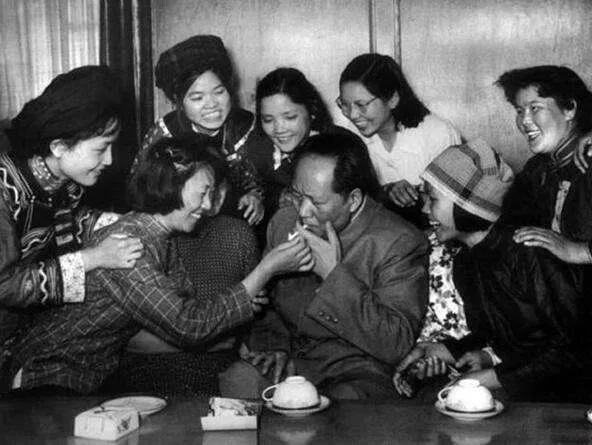 1988年，*小平邓**会场吸烟，台下递过来一张纸：请小平同志不要吸烟