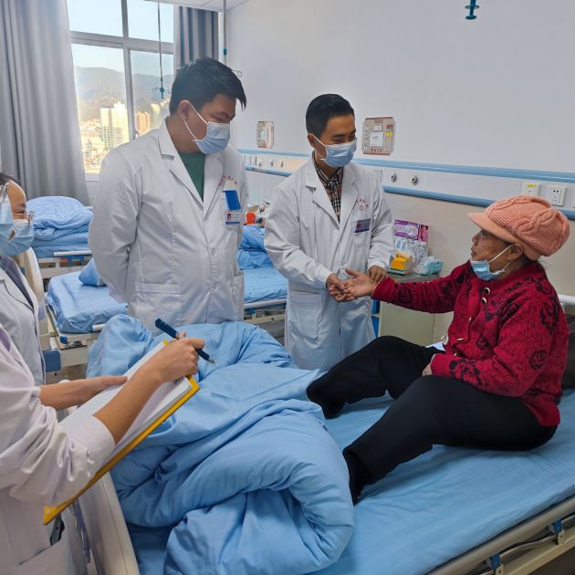 用热情耐心的态度对待每一位患者——记杨勇个人事迹