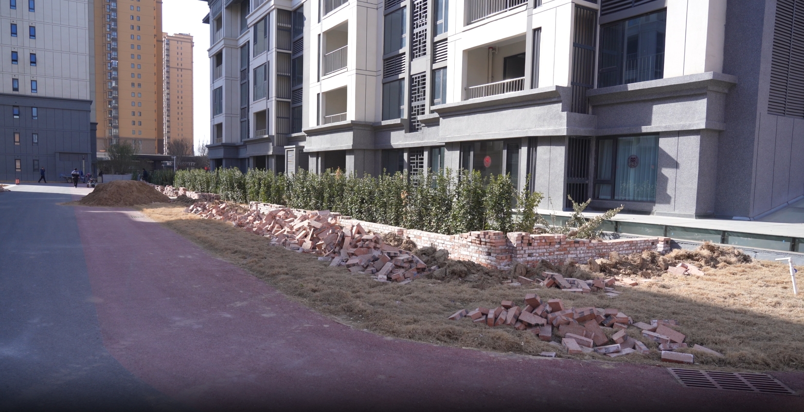 安阳一小区业主一楼建小院？官方回应：“无规划，已协商拆除”