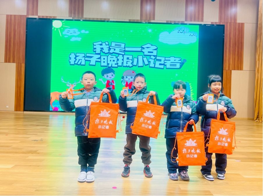 南京大学记者去采访,记者走进学校采访新闻