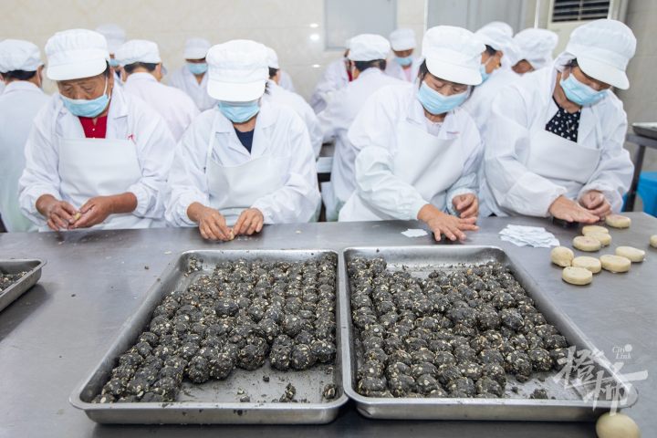 杭州各大寺庙“筒儿月饼”陆续开售!橙柿独家探访中天竺“月饼厨房”:吃货最惦记的素月饼是怎么做出来的?