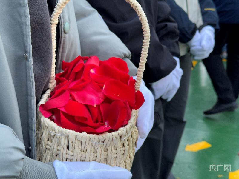 骨灰撒向大海怎么祭奠,亲人的骨灰海葬后如何祭奠