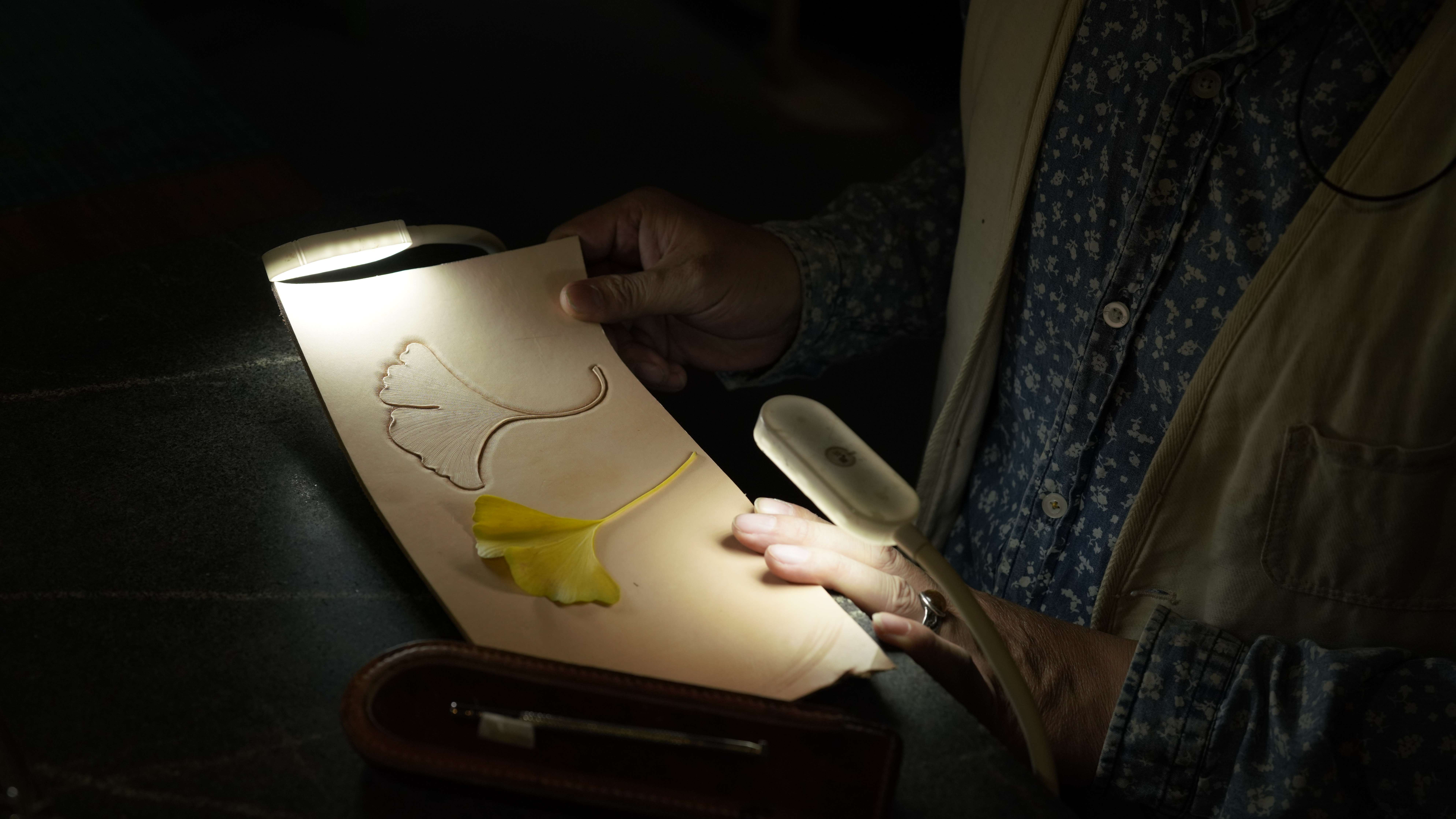 山海间有答案|雕一片叶——皮雕技艺